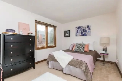 LARGE FURNISHED BEDROOM IN QUIET HOUSE NEAR WESTERN – INCLUSIVE Image# 3