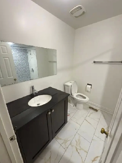 Rooma for rent in Mississauga- 3 mins walk to Square One Image# 1