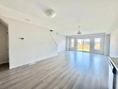 Gorgeous 3 Bedroom Stacked Townhouse Image# 2