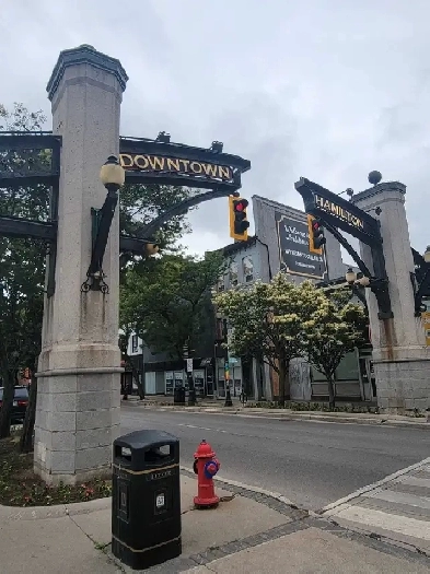One bedroom cottage in downtown hamilton , king and wellington Image# 2