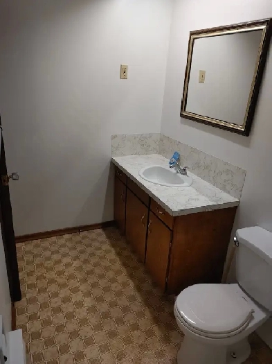 Top Floor 1 Bedroom Apartment Available For Rent Near B.U. Image# 1