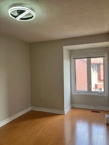 Affordable 2nd Floor Room, No 1 Choice for Commuter in Scarborgh Image# 2
