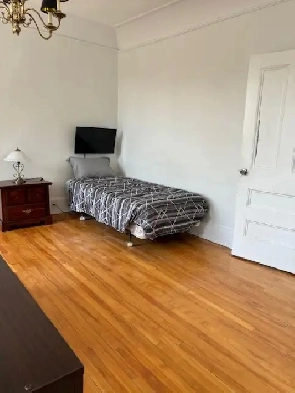 EXTRA-LARGE ROOM FOR RENT Image# 9
