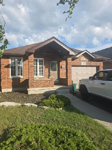 Welcome to this stunning and well-maintained detached bungalow Image# 9