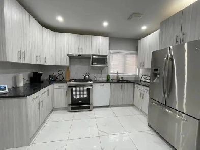 Rooms available in newly renovated Windsor home Image# 1