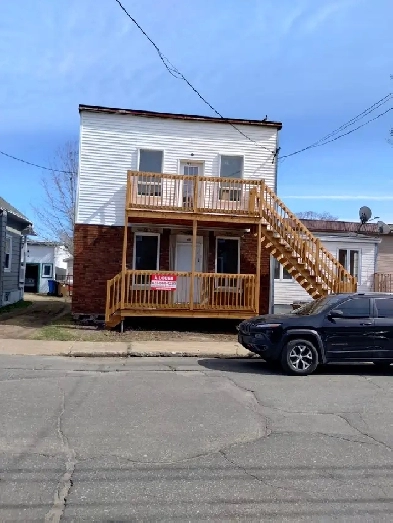 Shawinigan 4 1/2 RDC duplex avec sous-sol, grand terrain Image# 1