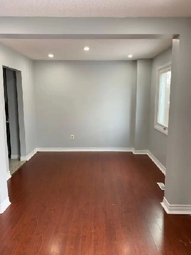 3 Bedrooms House Upper Level for Rent - Steels & McLaughlin Rd Image# 2