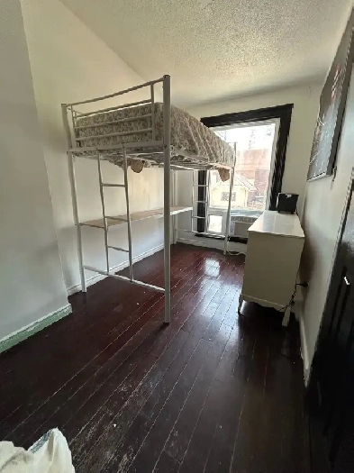 New York-style bachelor apt, Yonge and college, $1400 Image# 4