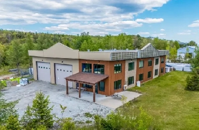 À LOUER . LOCAL COMMERCIAL . 2 328 PC . EASTMAN Image# 1