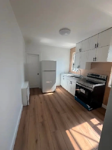 BACHELOR/STUDIO UNIT AVAILABLE - $1700/month (Utilities Incl.) Image# 5