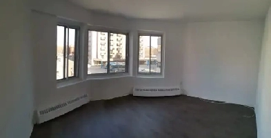 Beau 3 ½,en face du Métro Laurier, Libre Image# 1