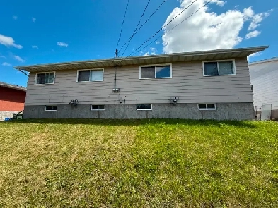 4206, 4208 44 Street Ponoka, AB T4J 1B8 Image# 3