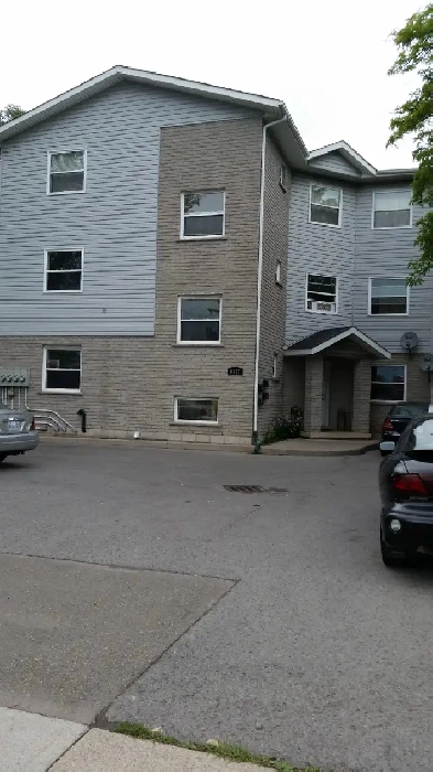 Ground Floor 2 Bedroom in Niagara Falls 4 Plex Image# 5