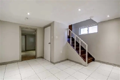 1   DEN PRIVATE BASEMENT UNIT AVAIILABLE ,MISSISSUAGA Image# 3