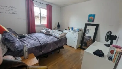 Finch W past Bathurst St female for furn'd pvt upper room Aug 1. Image# 1