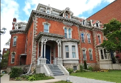 BEAUTIFUL 2 BEDROOM 2 BATHROOM CONDO IN THE HEART OF DURAND Image# 8