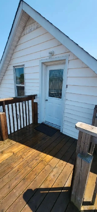 Cozy 1 bedroom Top Floor, Utilities Included Available Sept 1st. Image# 2