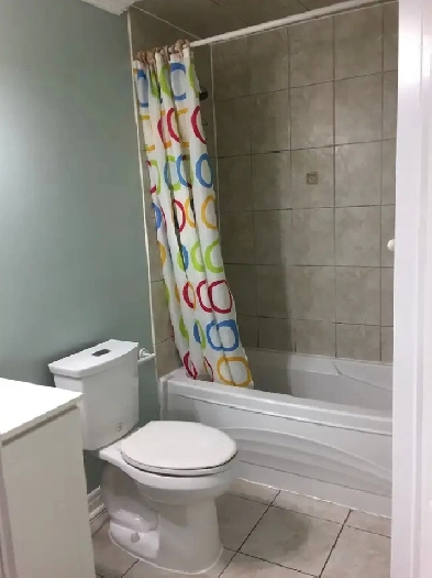 Room avaialable for a girl in Brampton Image# 4
