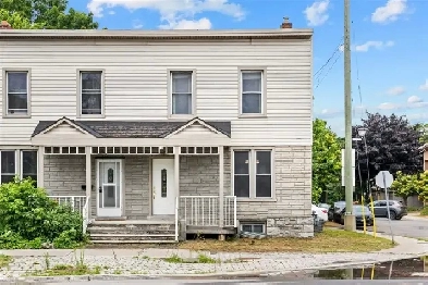 Charming End Unit Townhome 3 Bed, 2.5 Bath in Downtown Ottawa Image# 1