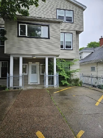 August 1st New Reno Large Nice Bright One BR & Den Quinpool Rd Image# 10