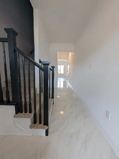 Modern 3-Bed Townhouse | Walk to Niagara College | 3-Car Park Image# 5