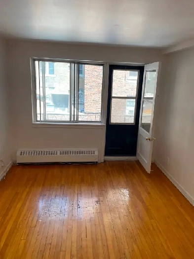 2 1/2 September Westmount Heat, hot water included Image# 1