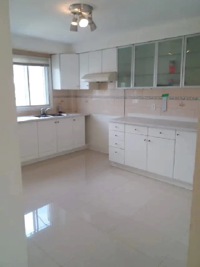 Grand 5 1/2 Métro Fabre disponible maintenand 3 chambres fermées Image# 1