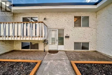 Large 2 bedroom 1.5 bath townhouse in Bowness Calgary for rent. Image# 3