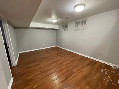 WARDEN/MCNICOLL 2 BEDROOM   DEN BASEMENT APARTMENT FOR RENT Image# 3