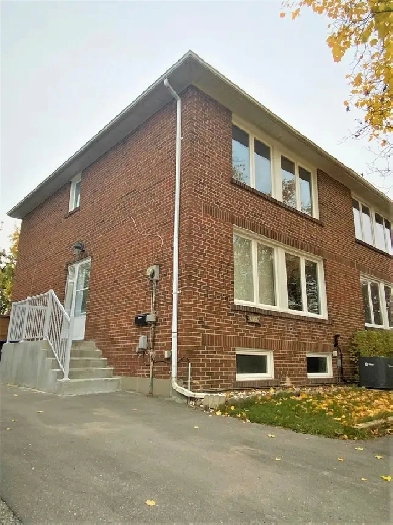 House near Mississauga Clarkson Go for sale by the owner Image# 5