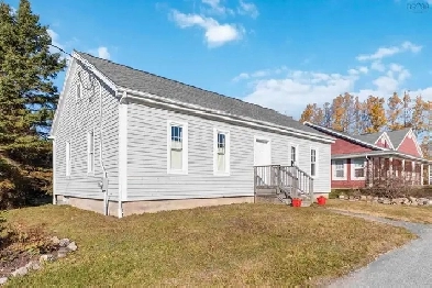 Coastal Comfort  – Bright, Renovated 2-Bedroom House Image# 5