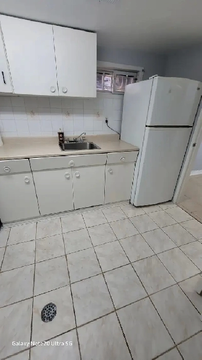 Sep. Ent, private, 1-BDRM BSMNT Apt - KENNEDY GO Image# 3