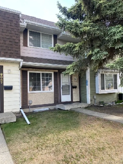 For Sale:  Townhouse in sought after Stratford Square Image# 1