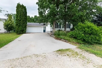5 Bed, 2 Bath Home in Mitchell Image# 6