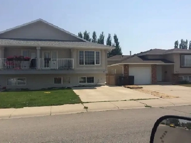 HALF DUPLEX IN WEST LETHBRIDGE - TWO SUITES Image# 1