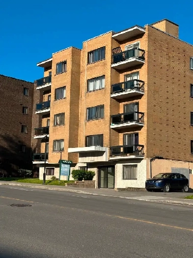 Nice 31/2 all icluding.availble now Near metro Snowdom Image# 1