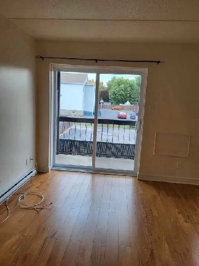 MAIN FLOOR BACHELOR APT WITH BALCONY Avail August 1st Image# 6