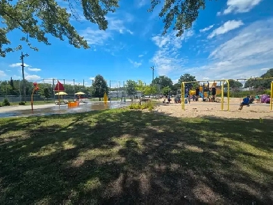 Detached House on huge 7250sqft lot in the center of Gatineau Image# 3