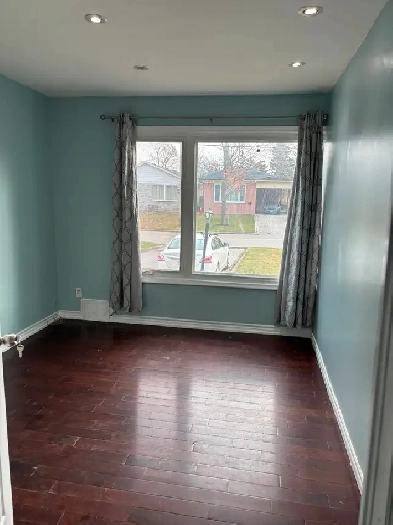 Main Floor Room for Rent from August 1 in Lawrence and Brimley Image# 2