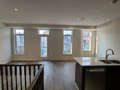 BEAUTIFUL 2 BEDROOM TOWNHOUSE FOR RENT IN HEART OF MISSISSAUGA Image# 3