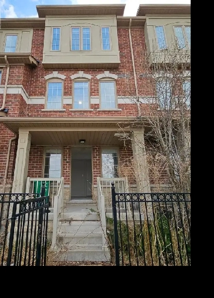 Main floor studio for rent for $1400-Brampton HeartLake Image# 1