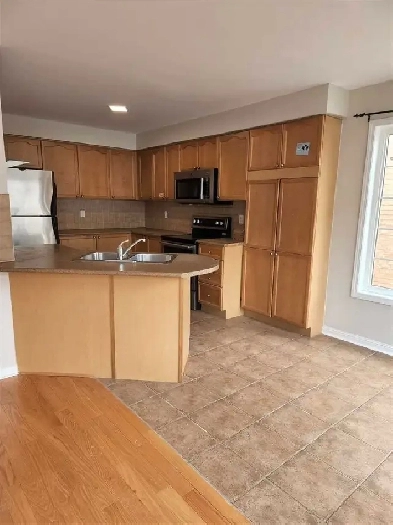 Full Main Floor Available in Brampton Image# 2