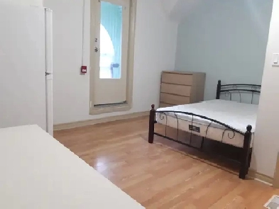 Walk to UofT  -   Spacious  room with  Balcony Image# 17