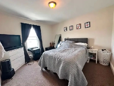 Central Peterborough Location - 3/4 Bdrm - END UNIT TOWN HOUSE Image# 3