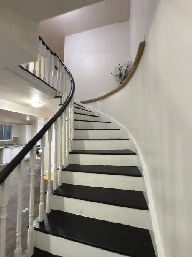 Rooms for rent in Mississauga- 3 min walk to Square On Image# 2