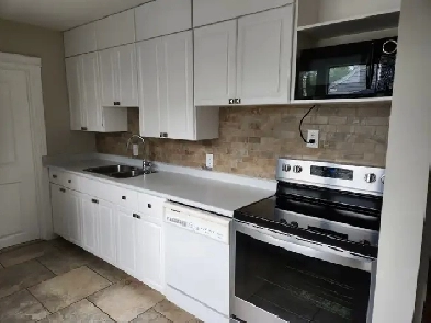 2 BEDROOM MAINFLOOR HOUSE UTILITIES INCLUDED Image# 8