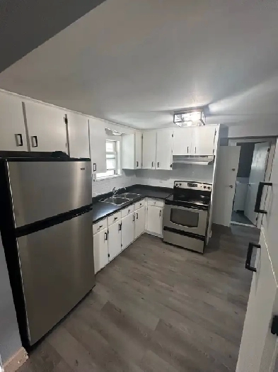 Completely Renovated 2 bedroom unit - Ideal Location Image# 8