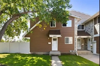 Fantastic 1100 sq ft townhouse, fenced yard, 2 parking stalls Image# 2
