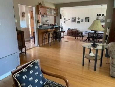 $800 Looking for renter to share my conveniently loc exec house. Image# 3