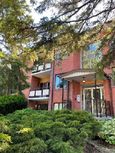 Spacious & Bright, South Facing 2 Bed Unit in Etobicoke Image# 9